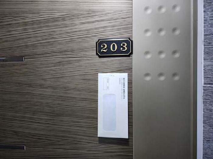 소재지2(하귀5길 18)제시건물 2층(현장표시:203호) 현관 안내문 부착 사진