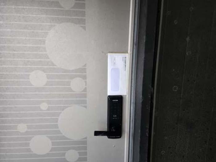 소재지2(하귀5길 18)제시건물 1층 현관 안내문 부착 사진