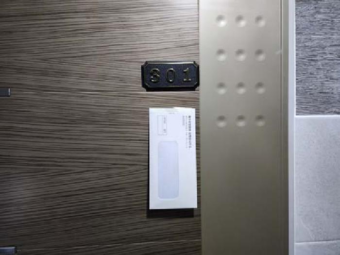 소재지2(하귀5길 18)제시건물 3층(현장표시:301호) 현관 안내문 부착 사진