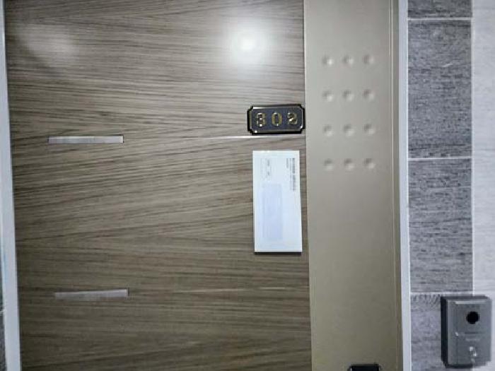 소재지2(하귀5길 18)제시건물 3층(현장표시:302호) 현관 안내문 부착 사진