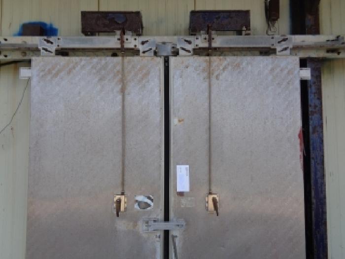 소재지 4.(낙천리 2006-3) 제시 건물 출입문에 안내문 부착 사진