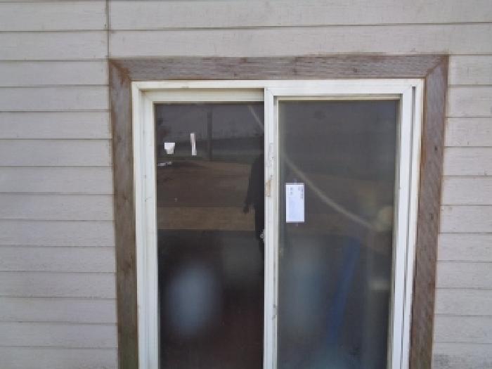 소재지 5.(낙원로 146-11) 제시외 건물 `ㄷ` 출입문에 안내문 부착 사진