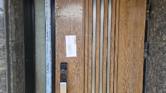 소재지7 지상에 소재한 제시건물(ㄱ) 출입문에 부착한 안내문