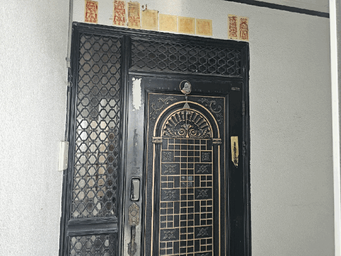 4층 주택입구: 폐문