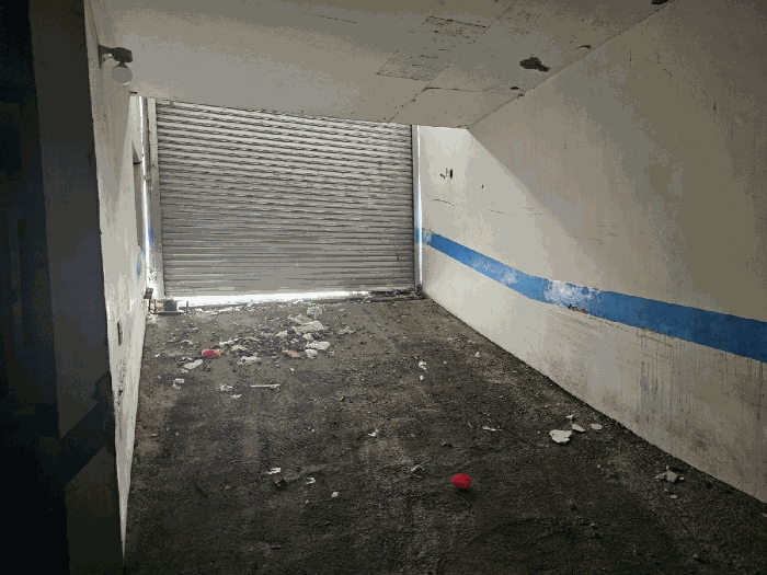 지하주차장 출입구: 폐문