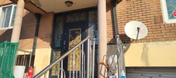 목록 4 건물 출입문 전경