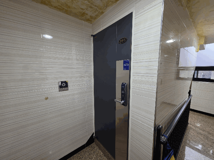 본건 "기호2" 3층 현관 전경