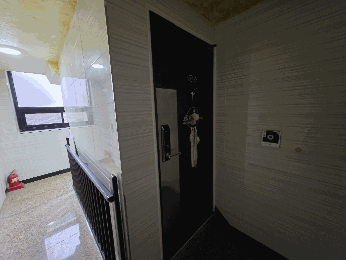 본건 "기호1" 3층 현관 전경