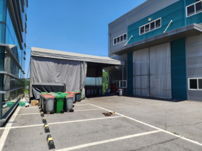 제시 외 건물
철파이프조 천막지붕단층 건물전경