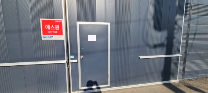 목록 2 건물 출입구 전경(안내문 부착)