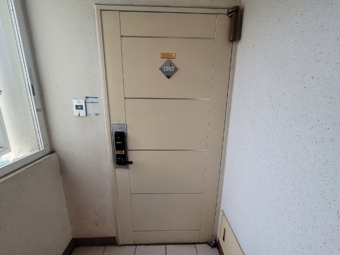 본건 현관 출입구 전경