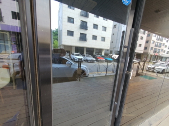 103호(호실표시 없음) 현관문(문 틈에 안내문을 끼워 둠)