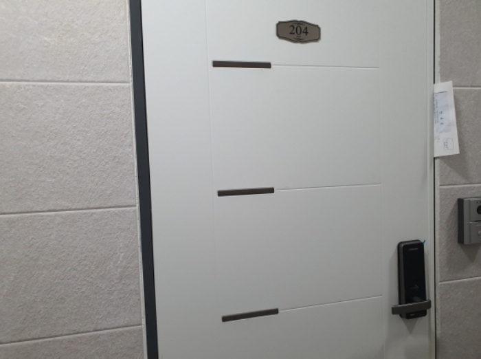 204호 현관문