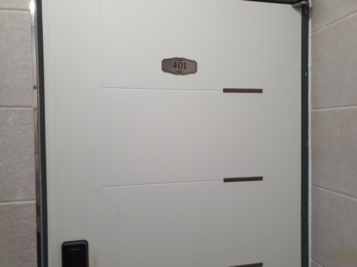 401호 현관문