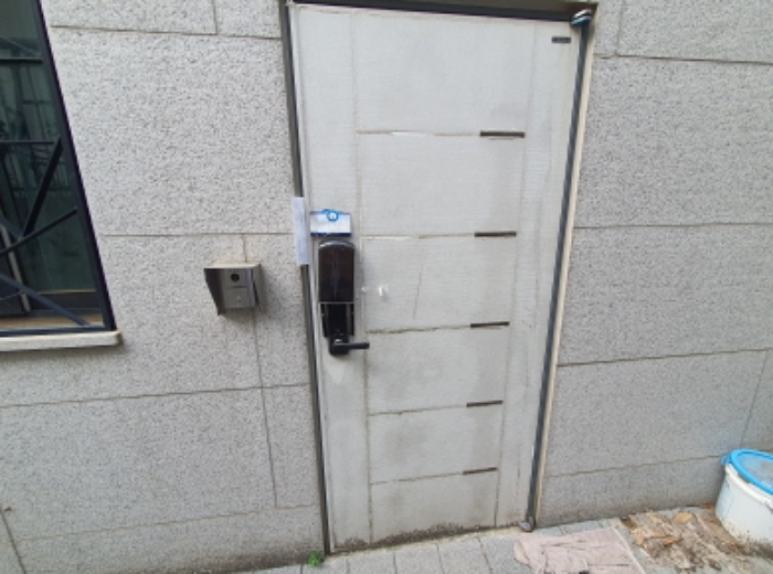 101호 현관문
