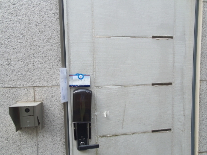 101호 현관문 (문 틈에 안내문을 끼워 둠)