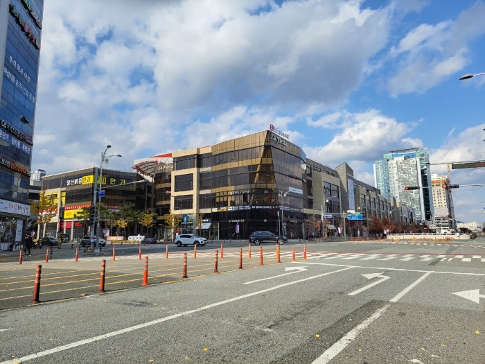 본건 및 주위전경(남동측에서 촬영)