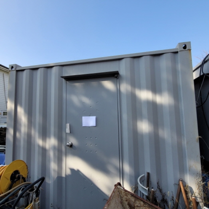 목록2 토지에 소재한 제시외 컨테이너(안내문 부착) 전경