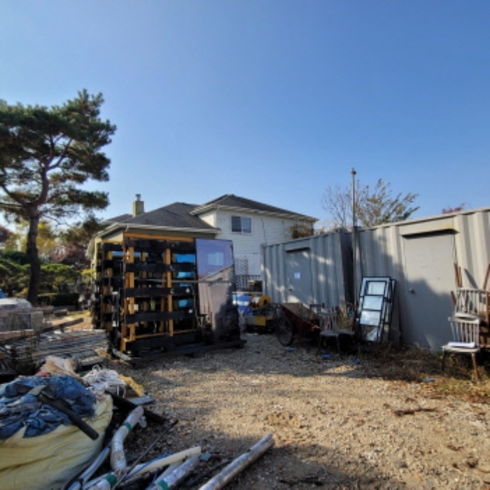 목록2 토지에 소재한 제시외 컨테이너, 물건 등 전경