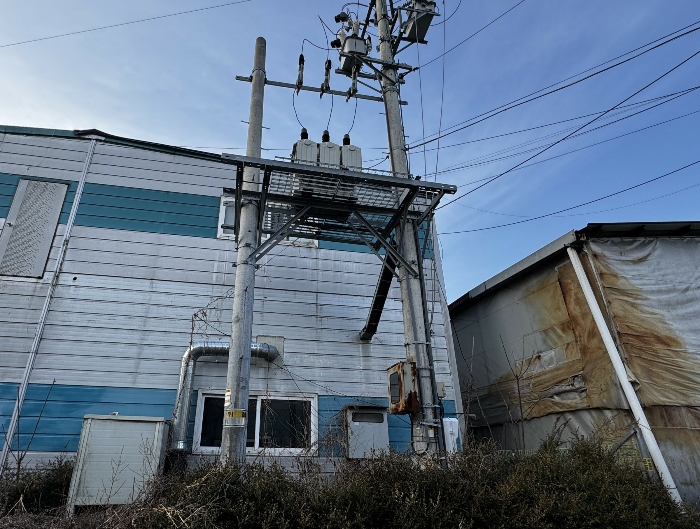 [제시외 건물5) 수변전설비 전경]