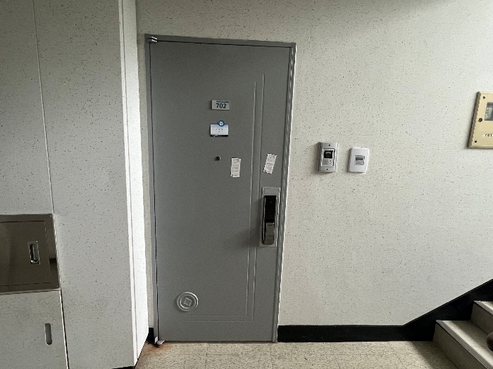 본건(702호)출입문