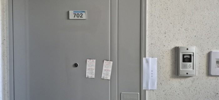 전유세대 출입문(현황조사 안내문 부착)