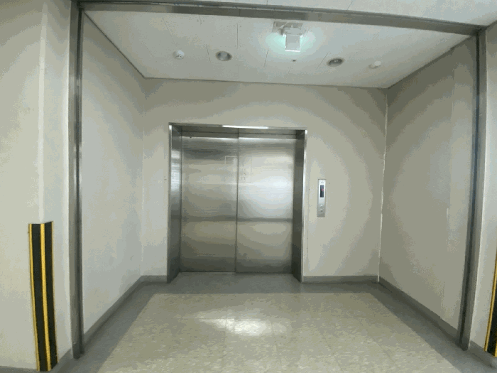 본건 소재 건물 승강기 설비(화물용)