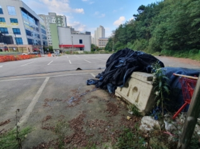 폐기물로 보이는 적치물