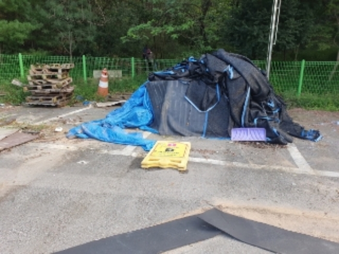 폐기물로 보이는 적치물