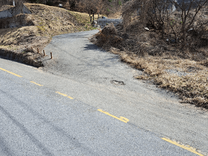 인근 지방도에서 대상물건에로의 타인토지상에
개설된 진입로