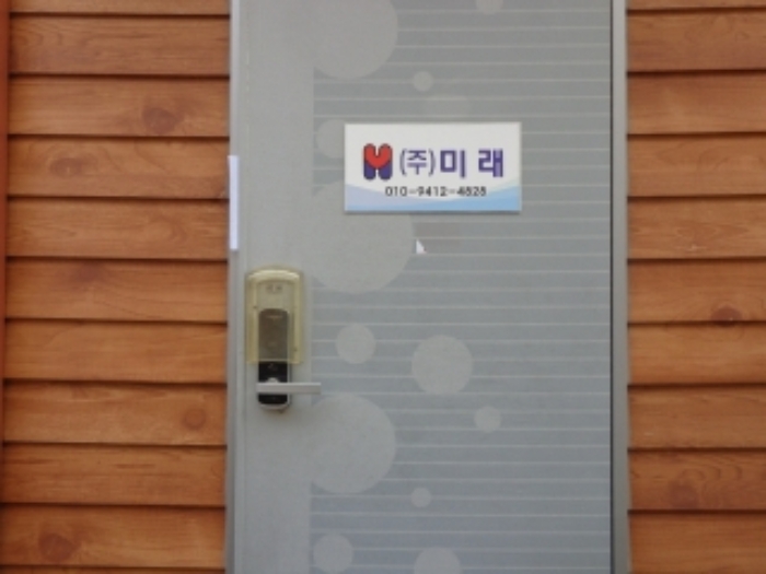 [목록 11] 2호 출입문 모습(107동 2호로 표시되어 있음)