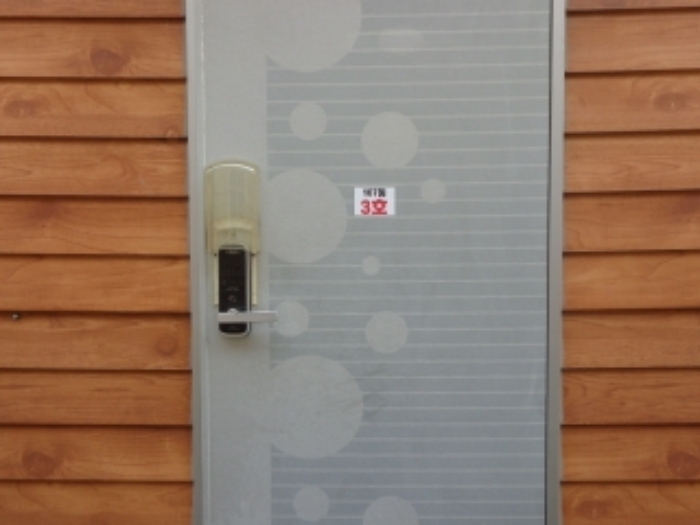 [목록 11] 3호 출입문 모습(107동 3호로 표시되어 있음)