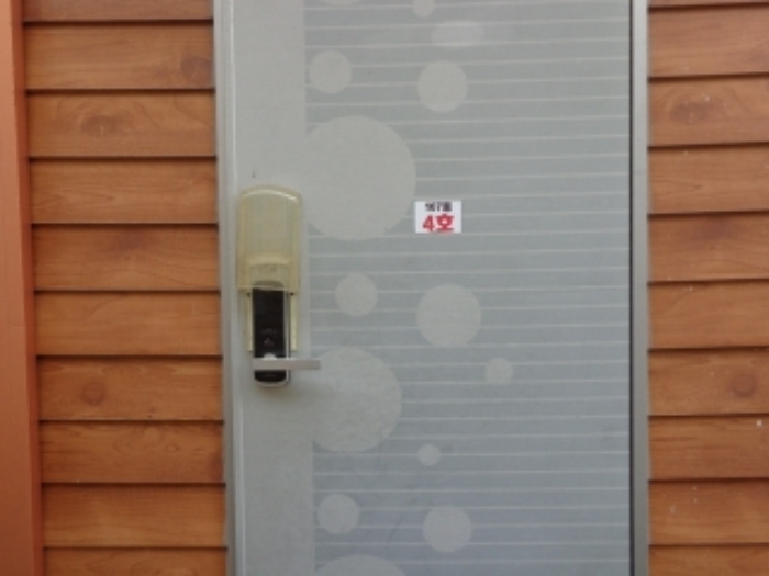 [목록 11] 4호 출입문 모습(107동 4호로 표시되어 있음)