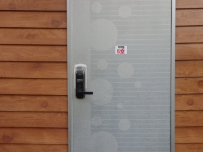 [목록 11] 5호 출입문 모습(107동 5호로 표시되어 있음)