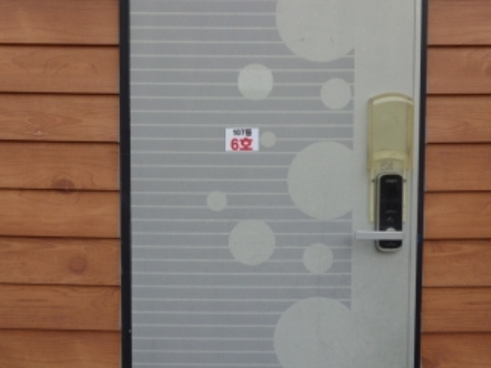 [목록 11] 6호 출입문 모습(107동 6호로 표시되어 있음)