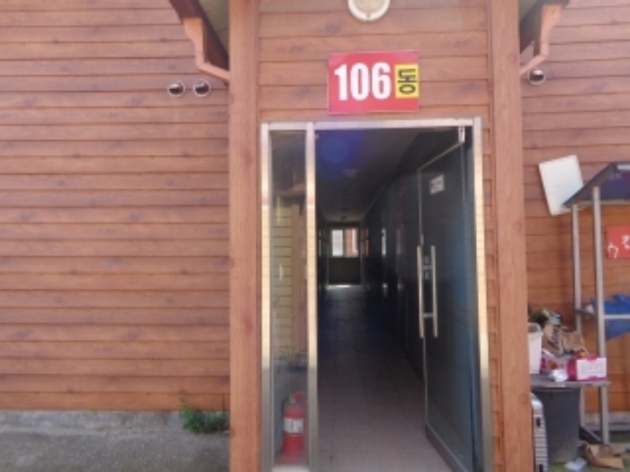 [목록 12] 공동 출입구 모습(106동으로 표시되어 있음)