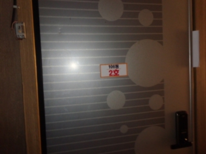 [목록 12] 2호 출입문 모습(106동 2호로 표시되어 있음)