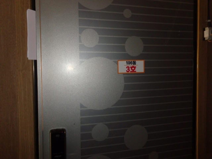 [목록 12] 3호 출입문 모습(106동 3호로 표시되어 있음)