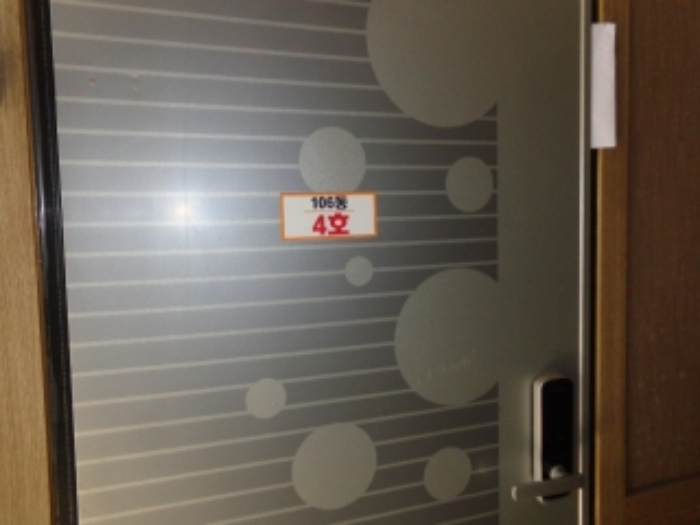 [목록 12] 4호 출입문 모습(106동 4호로 표시되어 있음)