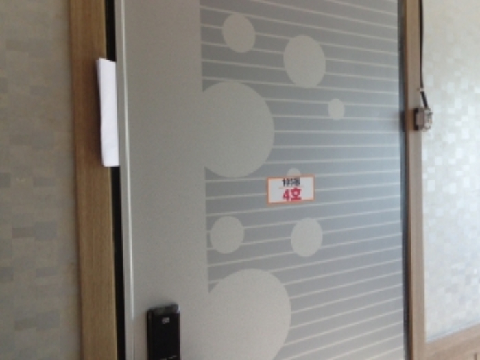 [목록 13] 4호 출입문 모습(105동 4호로 표시되어 있음)