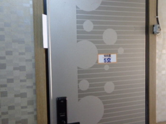 [목록 13] 5호 출입문 모습(105동 5호로 표시되어 있음)