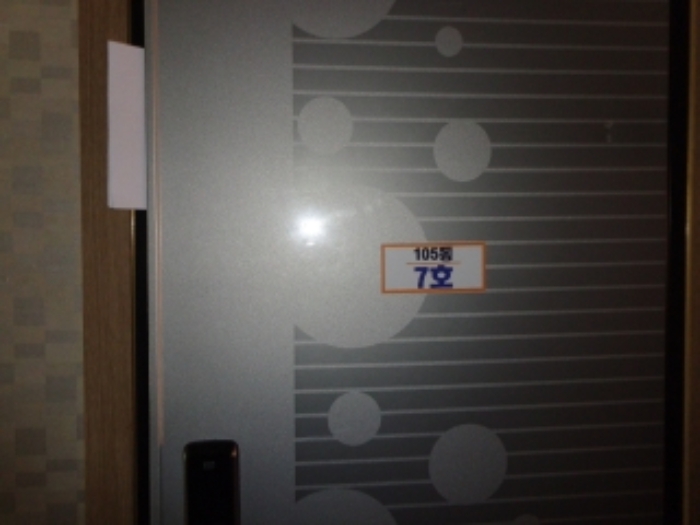 [목록 13] 7호 출입문 모습(105동 7호로 표시되어 있음)