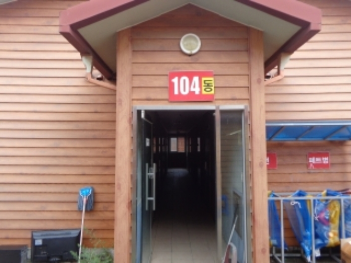 [목록 15] 공동 출입구 모습(104동으로 표시되어 있음)