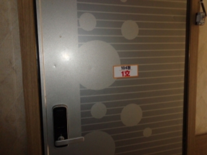 [목록 15] 1호 출입문 모습(104동 1호로 표시되어 있음)