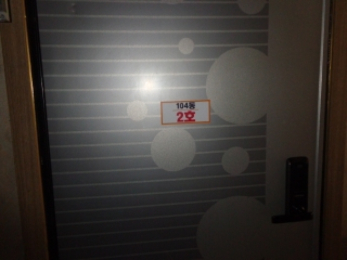 [목록 15] 2호 출입문 모습(104동 2호로 표시되어 있음)