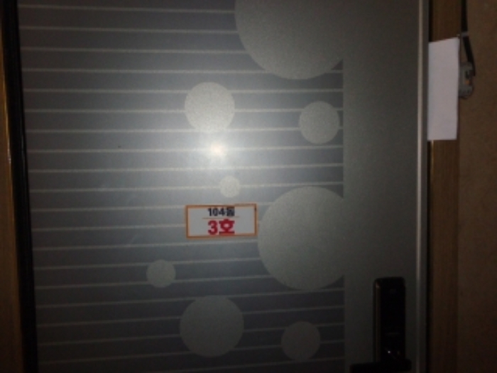 [목록 15] 3호 출입문 모습(104동 3호로 표시되어 있음)