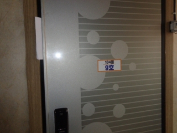 [목록 15] 9호 출입문 모습(104동 9호로 표시되어 있음)