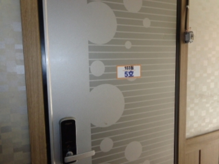 [목록 14] 5호 출입문 모습(103동 5호로 표시되어 있음)