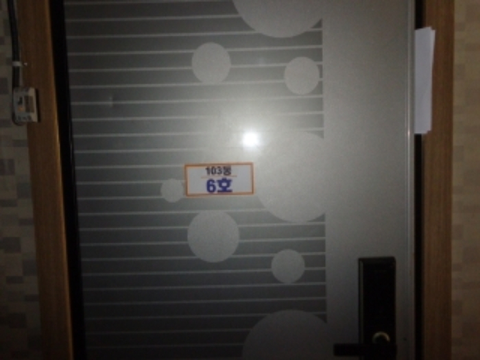 [목록 14] 6호 출입문 모습(103동 6호로 표시되어 있음)