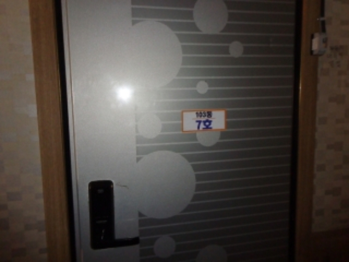 [목록 14] 7호 출입문 모습(103동 7호로 표시되어 있음)